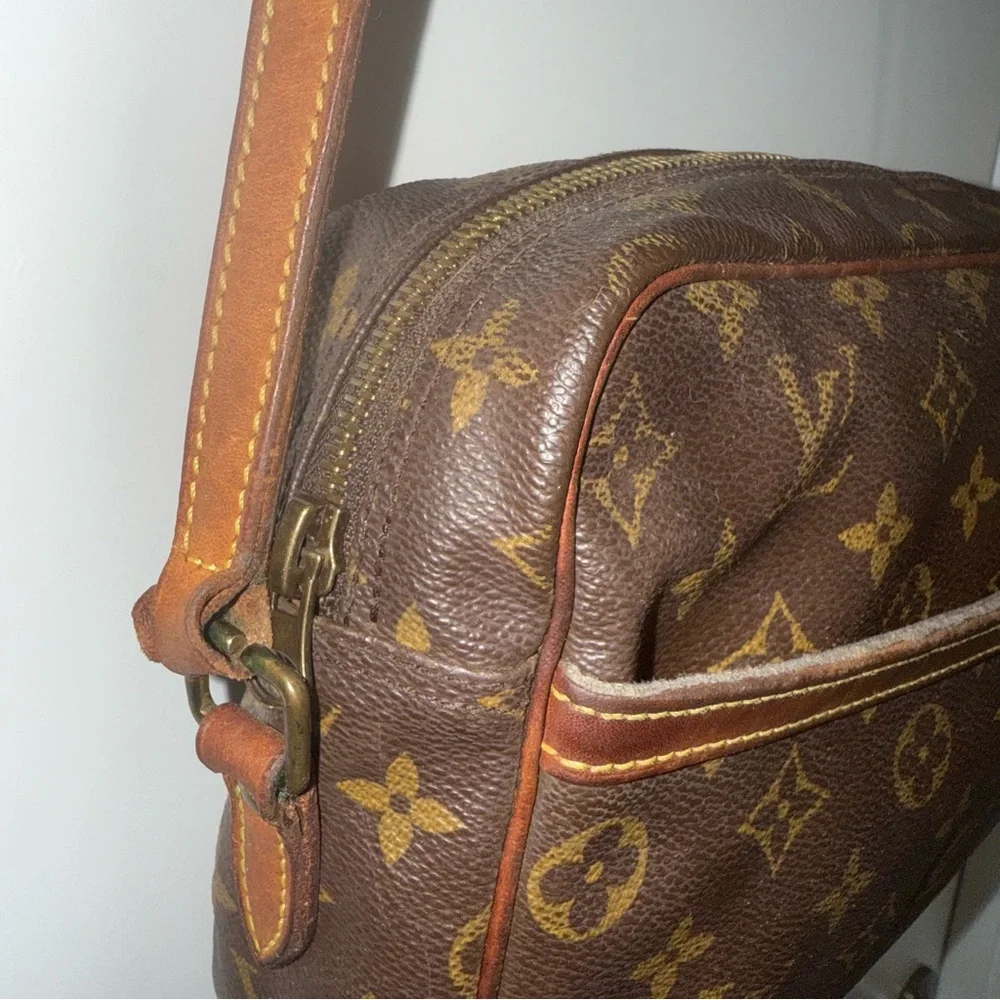 AUTHENTIC Louis Vuitton Trocadero 27 Crossbody Bag - Picture 3 of 16